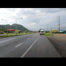 Auf dem AH2, die Straße ist noch nass und der Regenüberzug ist noch auf dem Helm